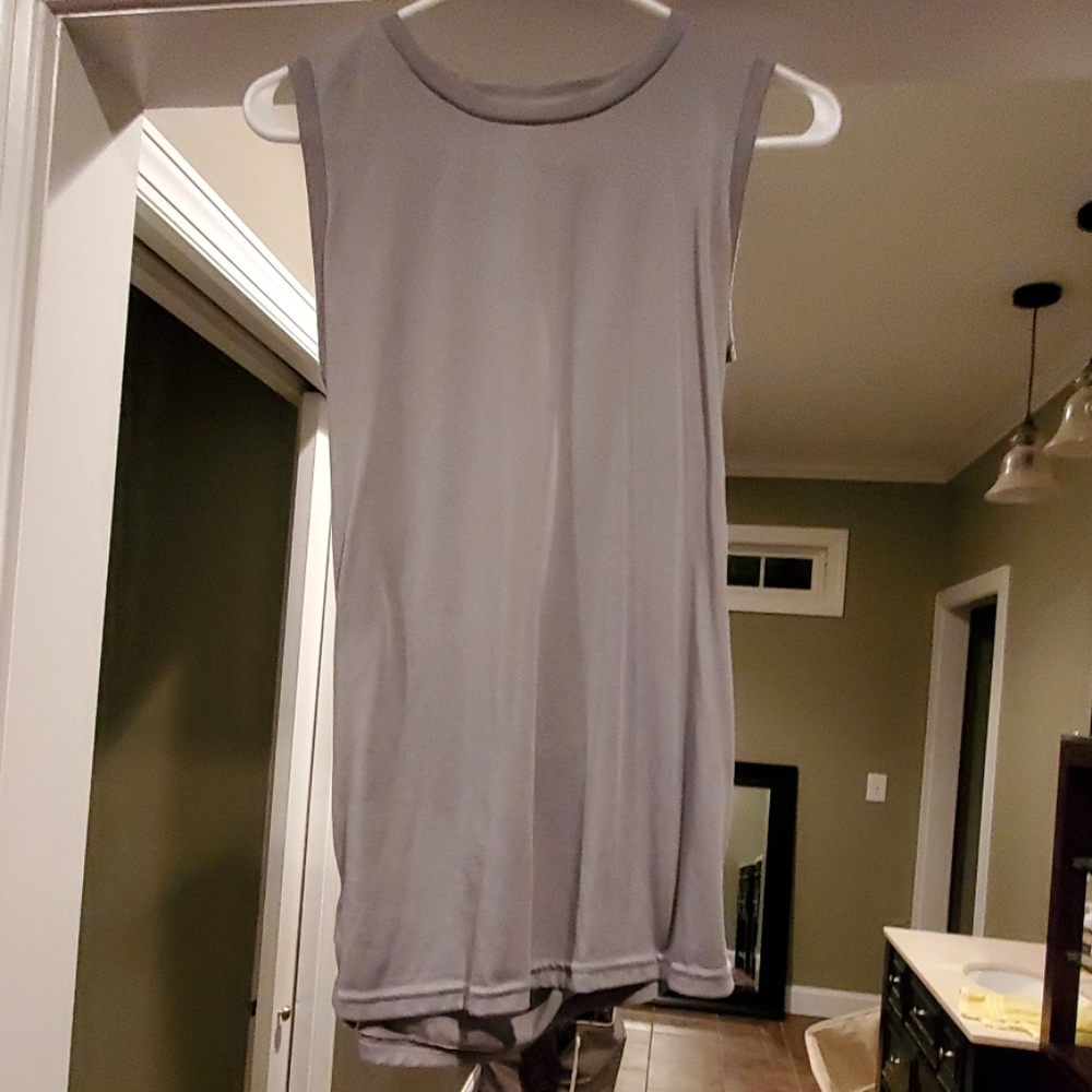 Vineyard  Vines performance top